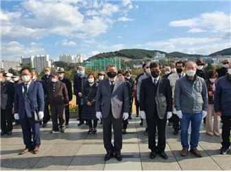 조원진 대통령 후보를 비롯한 우리공화당 지도부가 11일 부산 유엔기념공원에서 참배를 하고 있다. / 사진제공 우리공화당