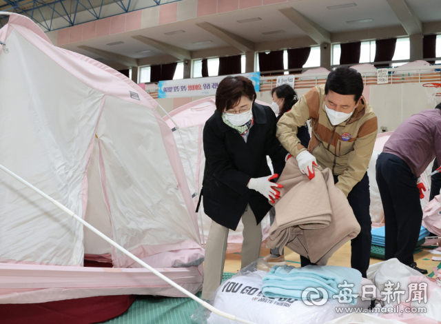 지난 10월 19일 김정재 국회의원과 이강덕 시장이 흥해실내체육관에서 마지막까지 이재민들이 주거하던 텐트 철거를 돕고 있다. 포항시 제공
