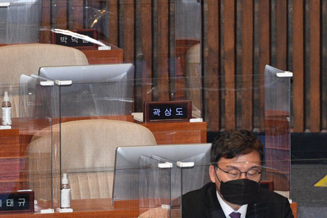 11일 오후 서울 여의도 국회에서 열린 본회의에서 국민의힘을 탈당한 무소속 곽상도 의원의 사직안이 상정된 가운데 곽 의원의 의석이 비어있다. 연합뉴스