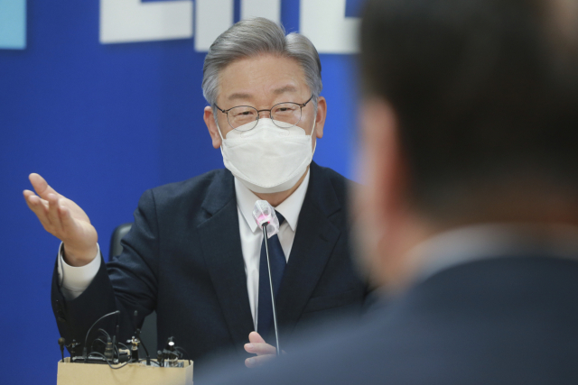 더불어민주당 이재명 대선 후보가 11일 오후 서울 여의도 당사에서 싱하이밍 주한 중국대사를 만나 발언하고 있다. 연합뉴스