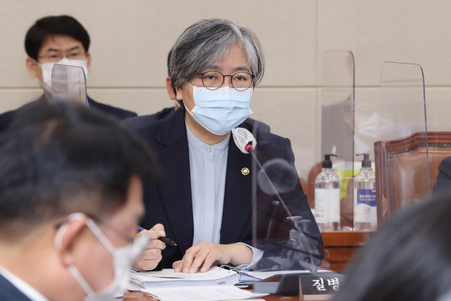 정은경 질병관리청장이 11일 서울 여의도 국회에서 열린 보건복지위원회 전체회의에서 의원 질의에 답변하고 있다. 연합뉴스
