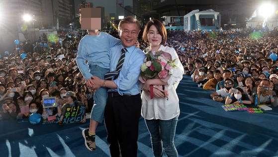 지난 대선 유세 당시 손자를 안고 있는 문재인 대통령과 딸 문다혜 씨. 연합뉴스