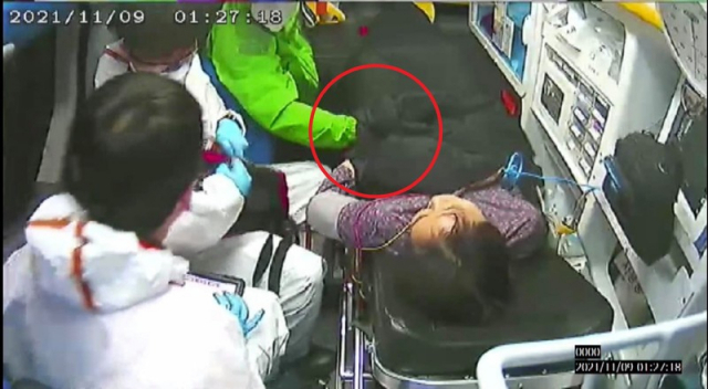 이해식 더불어민주당 의원이 공개한 이재명 더불어민주당 대선 후보가 병원으로 이송되던 당시 부인 김혜경 씨 손을 잡은 모습. 이해식 의원 페이스북