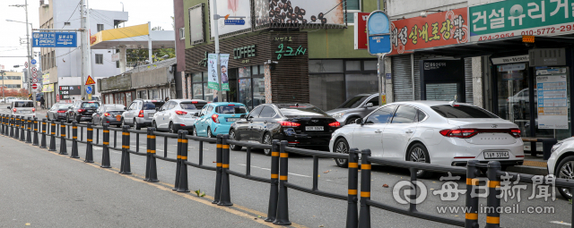 유류세가 한시적으로 인하된 12일 오전 대구 북구 침산동의 한 주유소 앞 도로가 주유를 하기 위해 줄을 선 차량들로 북새통을 이루고 있다. 이날부터 시행되는 유류세 인하 조치로 휘발유 기준, ℓ당 160원 정도 인하된다. 정부는 정유사 직영주유소와 알뜰주유소에 이날부터 곧바로 유류세 인하분을 반영해 가격을 낮추도록 정유업계에 협조를 요청했지만, 일반 주유소의 경우 인하분이 적용되기까지는 1∼2주가량 걸릴 전망이다. 안성완 기자 asw0727@imaeil.com