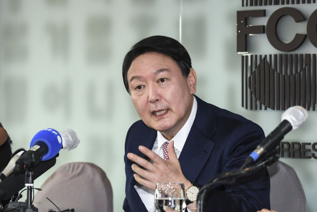 국민의힘 윤석열 대선 후보가 12일 서울 중구 한국프레스센터 서울외신기자클럽에서 기자간담회를 하고 있다. 연합뉴스