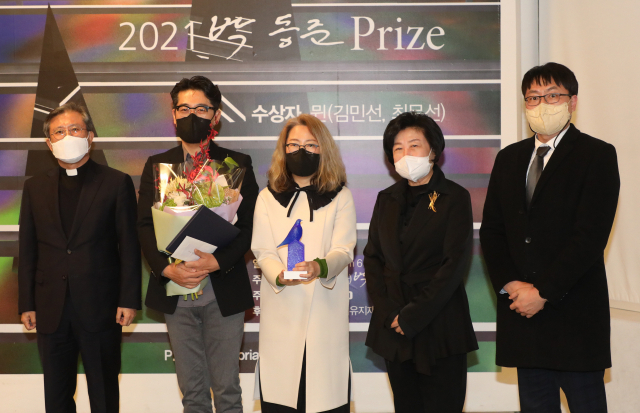 매일신문과 (사)박동준기념사업회가 주최한 2021박동준상 시상식이 11일 저녁 열렸다. 왼쪽부터 이상택 매일신문 사장신부, 박동준상 수상자 듀오 미디어작가 뮌(최문선, 김민선), 윤순영 기념사업회 이사장, 고 박동준 선생 아들 박중구 씨. 안성완 기자