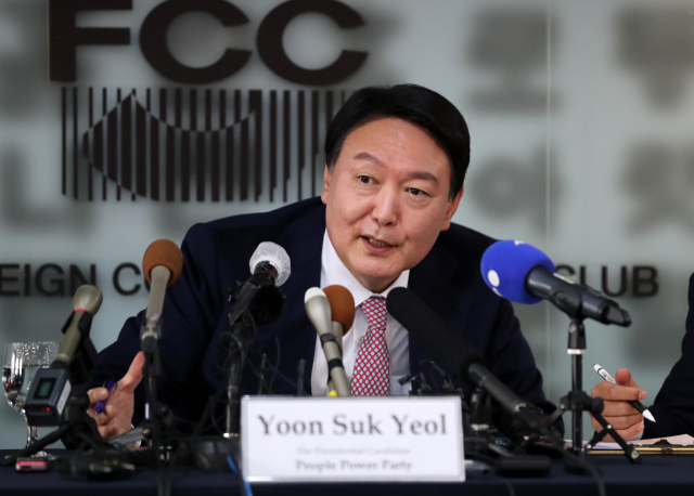 국민의힘 윤석열 대선 후보가 12일 서울 중구 한국프레스센터 서울외신기자클럽에서 열린 기자간담회에서 기자의 질문에 답하고 있다. 연합뉴스