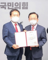 권기창 안동대 교수가 11일 국민의힘 국책자문위원으로 임명장을 받았다. 권기창 교수 제공