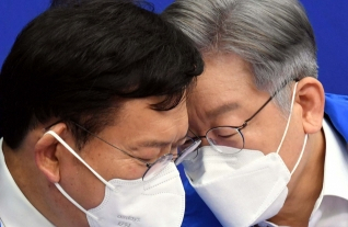 더불어민주당 이재명 대선후보와 송영길 상임선거대책위원장이 8일 국회에서 열린 중앙선거대책위원회의에서 대화하고 있다. 연합뉴스