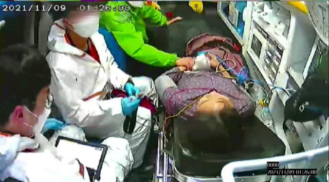 더불어민주당 이재명 대선 후보 측은 지난 9일 아내 김혜경 씨가 낙상사고를 당해 병원으로 이송되는 당시의 모습이 담긴 폐쇄회로TV 캡처 화면을 12일 공개했다. 후보 배우자 실장인 이해식 의원은 이날 새벽 페이스북에 