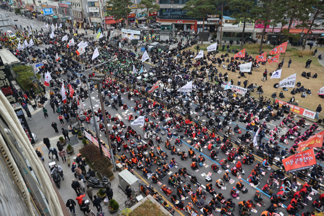 13일 오후 서울 동대문구 흥인지문 교차로에서 민주노총이 전국노동자대회를 하고 있다. 연합뉴스