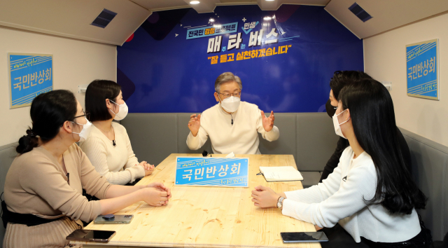더불어민주당 이재명 대선후보가 부산·울산·경남 지역 방문 이틀째인 13일 부산시 영도구 부산항에서 부산 청년들과 함께 스튜디오와 좌석이 마련된 매타버스에서 대화를 하고 있다. 매타버스는 