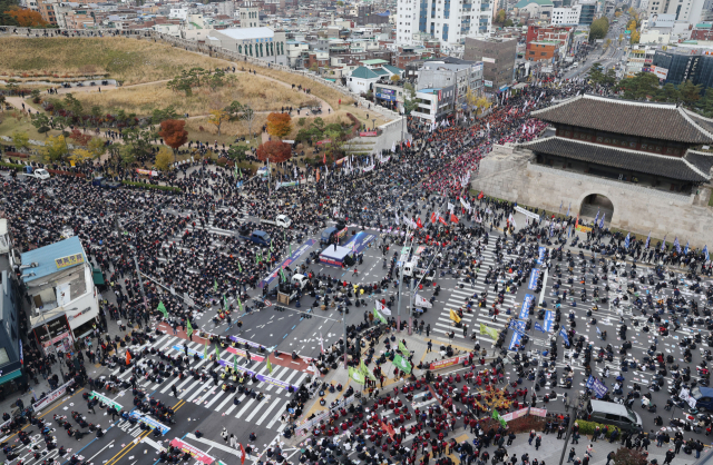 13일 오후 서울 동대문 흥인지문 교차로에서 열린 전국노동자대회에서 전국민주노동조합총연맹(민주노총) 조합원들이 노조법 전면 개정 등 노동환경 개선을 요구하고 있다. 연합뉴스