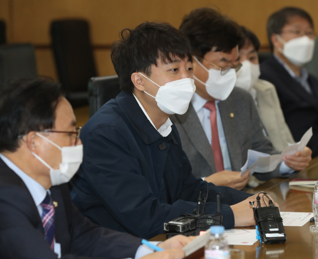 국민의힘 이준석 대표가 10일 오전 국내 최대 요소수 제조업체인 롯데정밀화학 울산사업장을 방문해 회사 관계자들과 간담회를 하고 있다. 연합뉴스