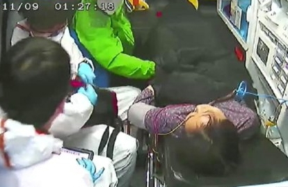 이재명 더불어민주당 대선후보 선대위 배우자실장 이해식 국회의원은 12일 자신의 페이스북을 통해 지난 9일 이재명 후보의 부인 김혜경 씨의 병원 이송 사진을 공개했다. 이해식 의원 페이스북