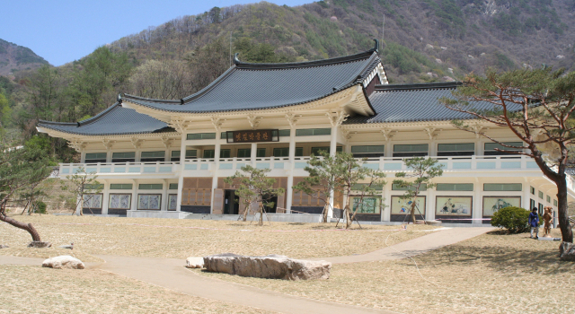 문경새재 도립공원 입구에 있는 문경새재 옛길박물관. 문경시 제공
