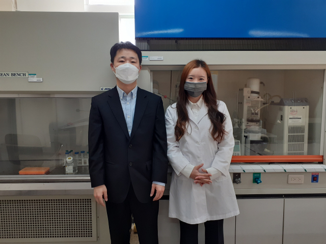 민유홍(왼쪽) 대구한의대 뷰티케어학과 교수와 정여원 화장품학과 박사과정생. 대구한의대 제공