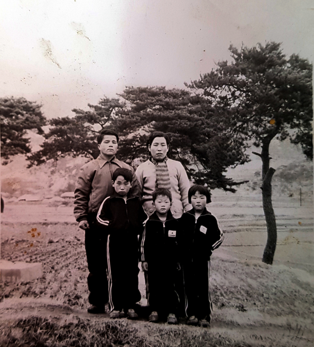 아버지 이팔선(뒷줄 왼쪽) 씨와 이태원(앞줄 왼쪽) 씨 등 가족사진. 가족제공.