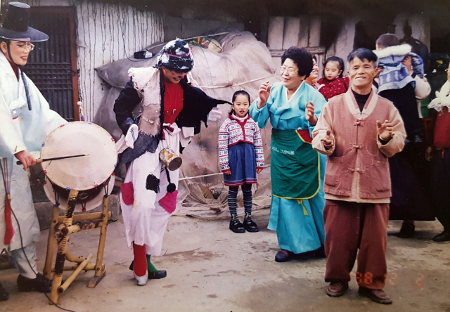 1988년 12월 본인의 환갑잔치를 즐기고 있는 아버지 이팔선(오른쪽) 씨 생전모습. 가족제공.