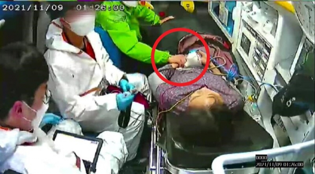 이해식 더불어민주당 의원이 공개한 이재명 더불어민주당 대선 후보가 병원으로 이송되던 당시 부인 김혜경 씨 손을 잡은 모습. 이해식 의원 페이스북
