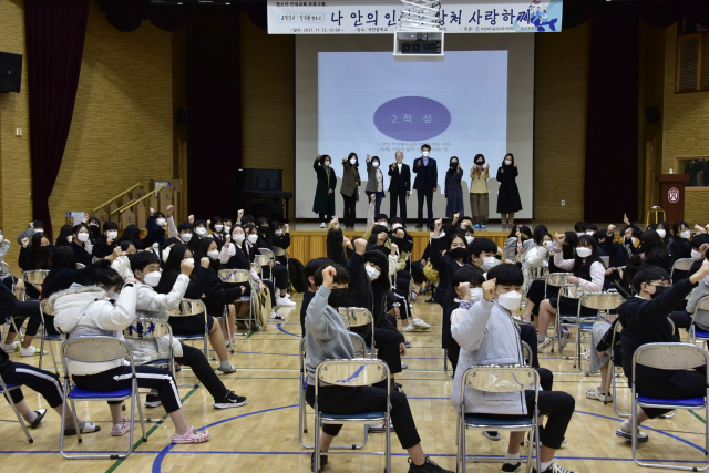 경북 칠곡 석전중학교는 12일 학교 강당에서 청소년의 올바른 인성 형성을 돕기 위해 한국자살예방협회 이사장인 강지원 변호사를 초청해 특강을 실시했다. 석전중 제공