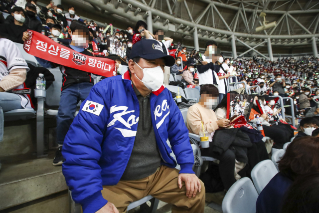 국민의힘 윤석열 대선 후보가 14일 서울 구로구 고척스카이돔에서 열린 한국시리즈 1차전 두산 베어스와 kt wiz의 경기를 관람하고 있다. 연합뉴스