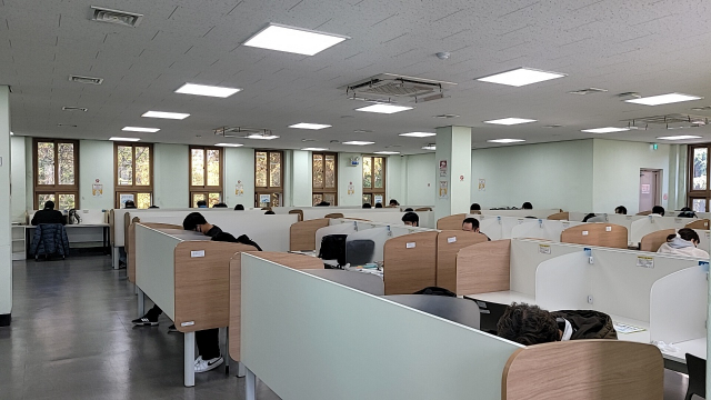 14일 대구 달서구 두류도서관 열람실을 찾은 이용객들. 이곳을 이용하는 이용객들 상당수는 수능 준비를 하진 않았다. 최혁규 기자