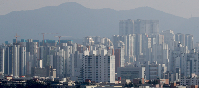 대구 북구에서 바라본 도심 곳곳에 아파트 건설을 위한 타워크레인이 세워져 있다. 매일신문DB