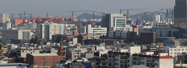 대구 북구에서 바라본 도심 곳곳에 아파트 건설을 위한 타워크레인이 세워져 있다. 매일신문DB