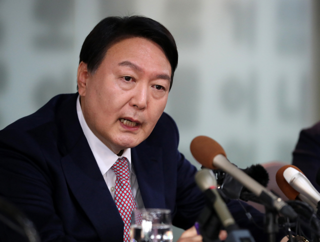 국민의힘 윤석열 대선 후보가 12일 서울 중구 한국프레스센터 서울외신기자클럽에서 기자간담회를 하고 있다. 연합뉴스