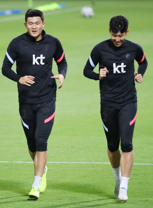 이라크와의 2022 카타르 월드컵 아시아 최종예선전을 위해 카타르 도하에 입성한 축구대표팀 손흥민(오른쪽), 김민재가 14일 알 사일리야 스포츠클럽에서 현지 적응훈련을 하고 있다. 파울루 벤투 감독이 이끄는 축구대표팀은 오는 17일 0시 카타르 도하 타니 빈 자심 스타디움에서 이라크와 2022 카타르 월드컵 최종예선 A조 5차전을 치른다. 연합뉴스
