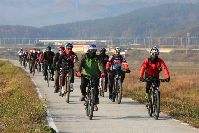 주낙영 경주시장(왼쪽줄 맨 앞)이 지난 14일 경주자전거문화유적체험투어단 회원들과 함께 자전거를 타고 형산강 자전거도로를 둘러보고 있다. 경주시 제공