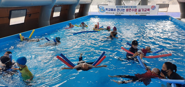대구 경운초교 학생들이 이동식 수영장 안에서 생존수영 교육을 받고 있다. 대구시교육청 제공