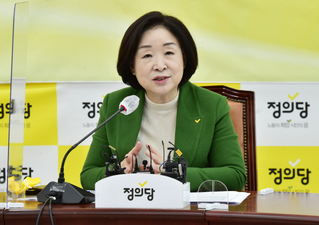 정의당 심상정 대선 후보가 15일 서울 여의도 국회에서 한국형 모병제 공약발표를 하고 있다. 연합뉴스