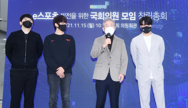 더불어민주당 이재명 대선 후보가 15일 오전 국회 의원회관에서 열린 