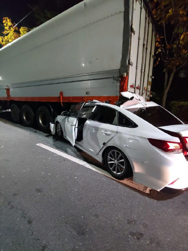 화물트럭 밑으로 들어간 승용차 [부산 기장경찰서 제공. 재판매 및 DB금지]. 사진=연합뉴스