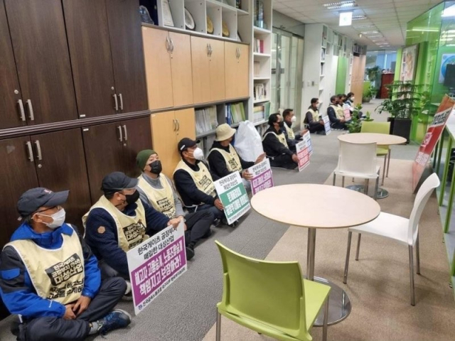 한국게이츠 해고노동자들이 대성산업 사무실 앞에서 점거 농성을 벌이고 있다. 민주노총 대구지역본부 제공
