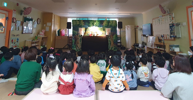 경북여성정책개발원이 9일 청도어린이집 원생을 대상으로 양성평등 인형극을 공연했다. 경북여성정책개발원 제공