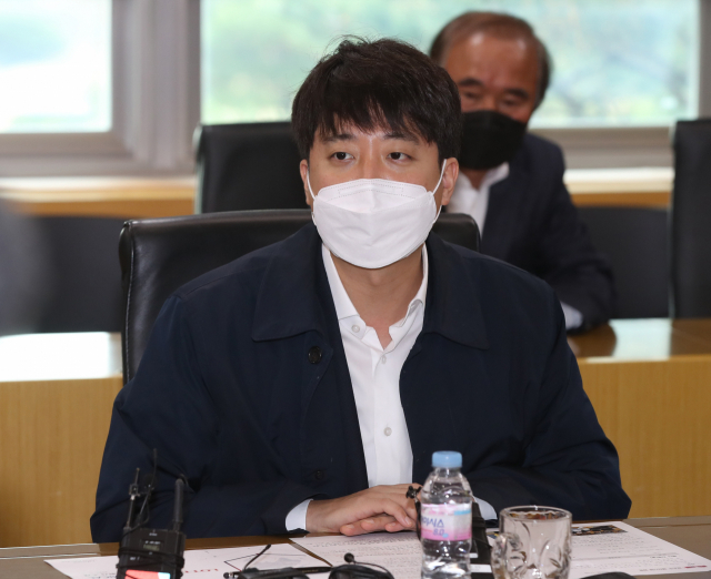 국민의힘 이준석 대표가 10일 오전 국내 최대 요소수 제조업체인 롯데정밀화학 울산사업장을 방문해 회사 관계자들과 간담회를 하고 있다. 연합뉴스