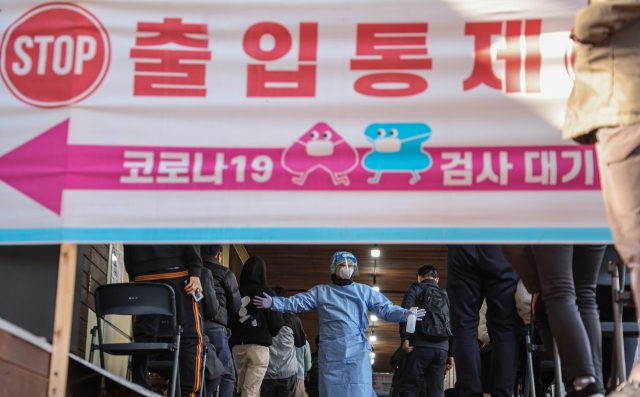15일 오전 서울 송파구 송파보건소 신종 코로나바이러스 감염증(코로나19) 선별진료소에서 의료진이 검사를 받으려는 시민들을 안내하고 있다. 연합뉴스