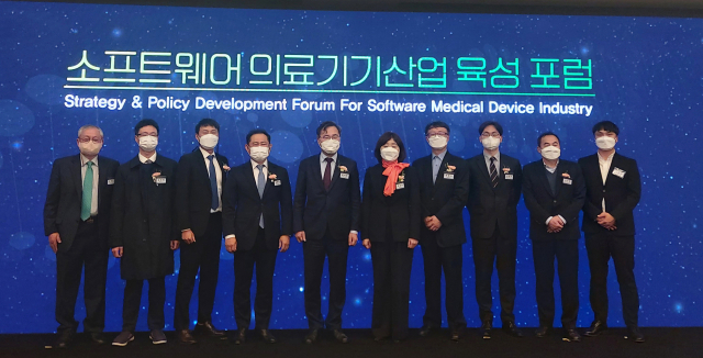 지난 15일 열린 소프트웨어 의료기기산업 육성 포럼 참가자들이 단체사진을 찍고 있다. 대구첨복재단 제공
