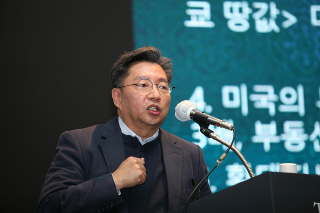 홍익희 전 세종대 교수가 15일 대구 수성구 그랜드호텔에서 열린 매일탑리더스아카데미에서 강연을 하고 있다. 임경희 매일탑리더스아카데미 디지털국장 제공