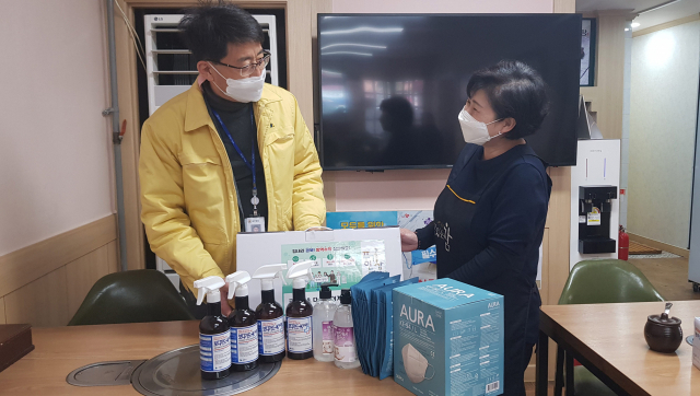 영주시청 직원이 위생업소를 방문, 방역꾸러미를 전달하고 있다. 영주시 제공