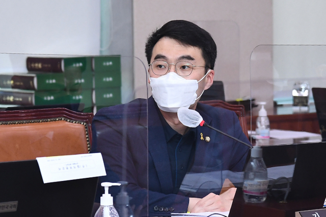 김남국 더불어민주당 의원이 19일 서울 여의도 국회에서 열린 법제사법위원회의 군사법원에 대한 국정감사에서 질의하고 있다. 연합뉴스