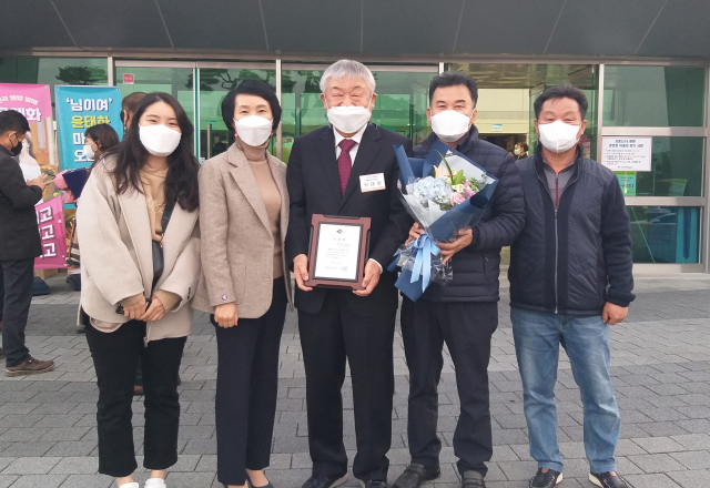 안대현 봉화 내성시장 상인회장(가운데)이 도지사 표창을 수상했다. 봉화군 제공