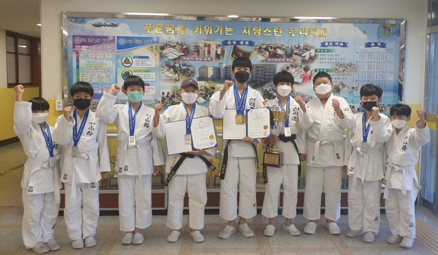 올해 제50회 전국소년체육대회 겸 2021 회장기 전국유도대회에서 개인전 금메달과 단체전 은메달을 획득한 대구 산격초등학교 유도부. 대구교육청 제공