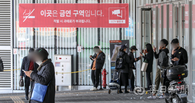 17일 오전 동대구역 복합환승센터 출입구 앞 금연구역에서 흡연자들이 담배를 피우고 있다. 이곳은 복합환승센터의 주 출입구로 유동인구가 많아 금연구역 안내문이 곳곳에 설치돼 있지만, 흡연자들의 발길이 끊이지 않고 있다. 안성완 기자 asw0727@imaeil.com