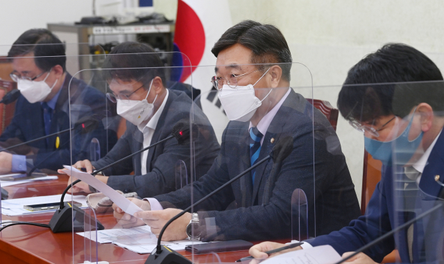더불어민주당 윤호중 원내대표가 16일 오전 국회에서 열린 원내대책회의에서 발언하고 있다. 연합뉴스