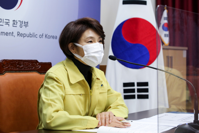 한정애 환경부 장관이 16일 오전 한강홍수통제소 영상회의실에서 화상 방식으로 열린 