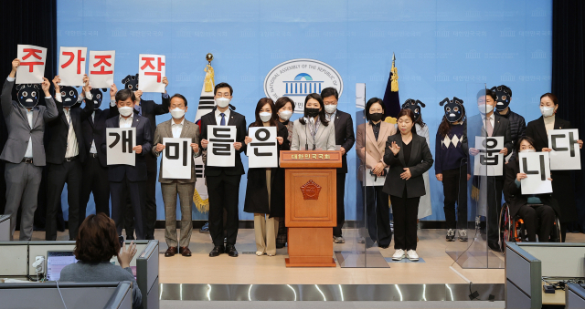더불어민주당 원내대표단이 16일 서울 여의도 국회 소통관에서 국민의힘 윤석열 대선 후보의 부인 김건희씨 
